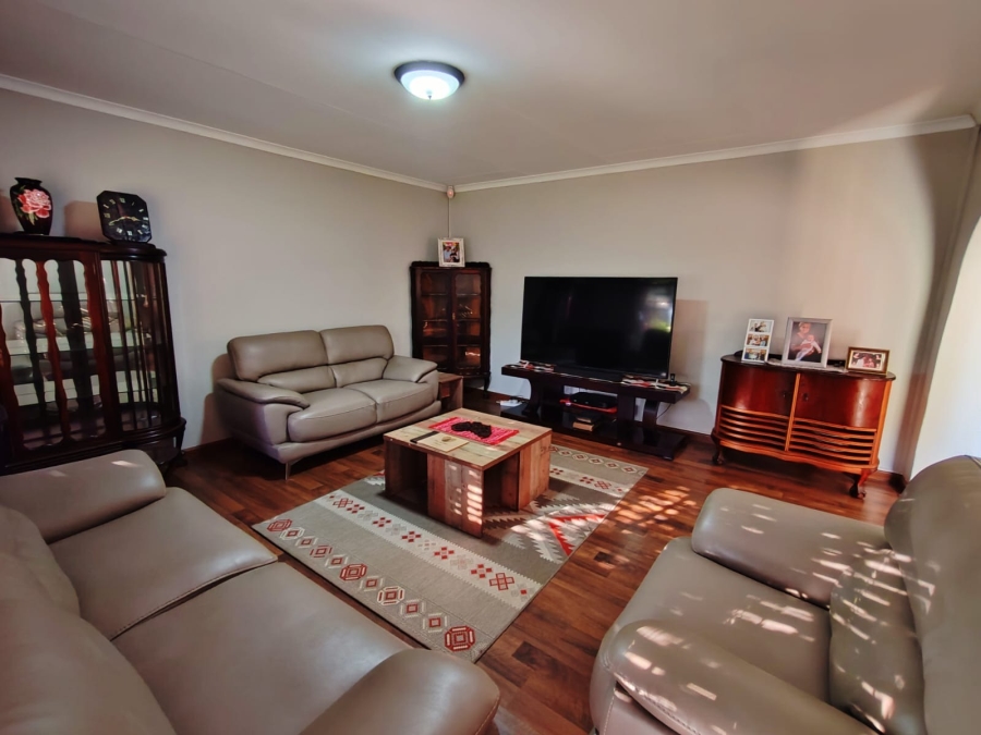 5 Bedroom Property for Sale in Grimbeeck Park North West